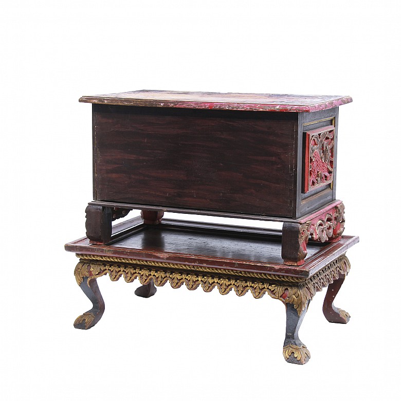 Jewelry box on pedestal, in polychrome wood, Peranakan, 20th century