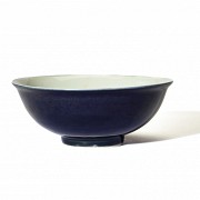 Cuenco de porcelana con vidriado azul zafiro, dinastía Qing