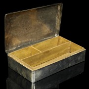 Caja de plata con decoraciones