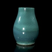 Blue-glazed pottery vase, Qing dynasty