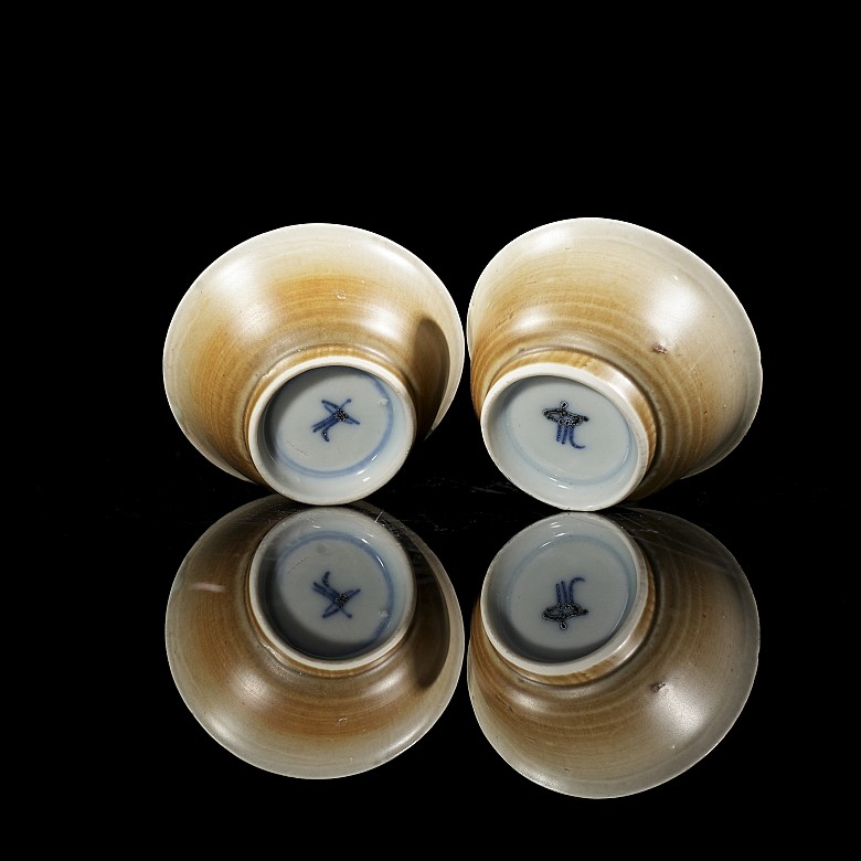 Pair of glazed porcelain bowls, with mark on the base