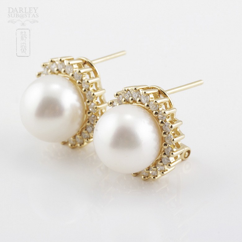 Pearl earrings in 18k yellow gold and diamonds.