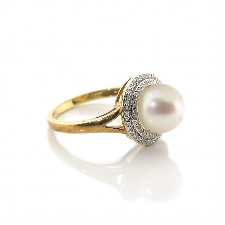 18k yellow gold ring with pearl and diamonds