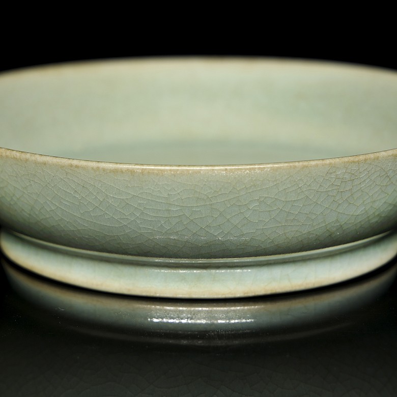 Small ceramic ‘Ruyao’, Song-style vessel