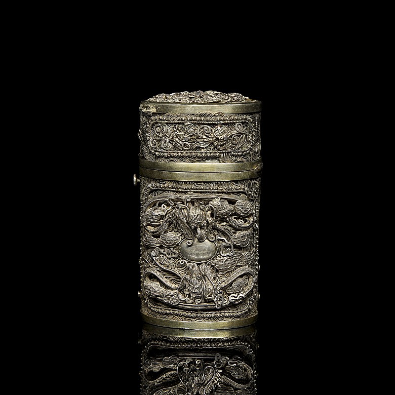 Small silver box ‘Lotuses’, 19th century