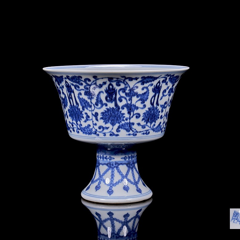 Enamelled porcelain ‘Chrysanthemums’ cup, with Qianlong seal