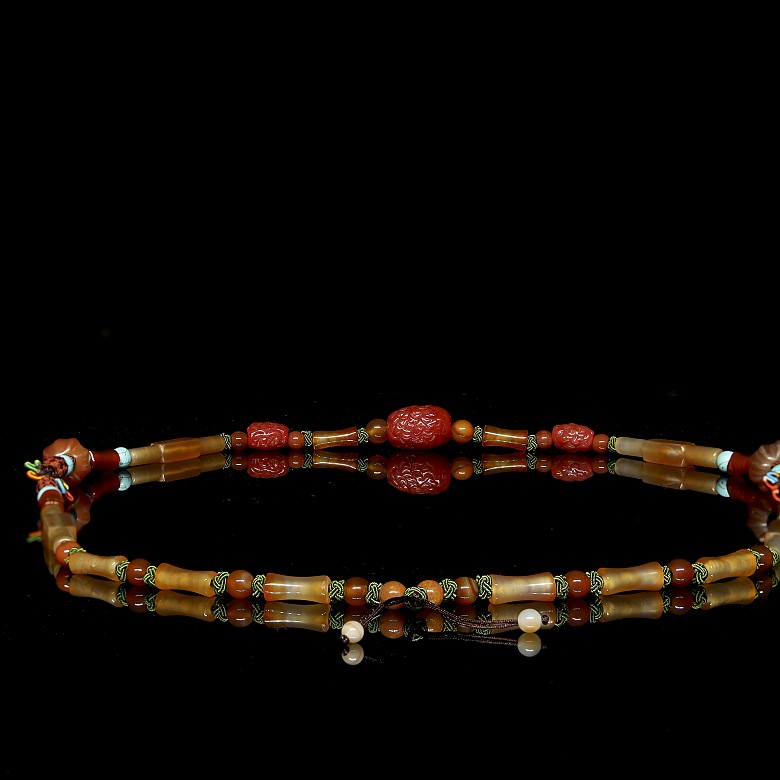 Agate and liuli necklace, Qing dynasty