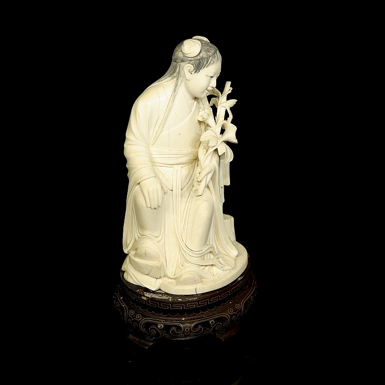 Carved ivory figure ‘Lady with a bouquet’, early 20th century