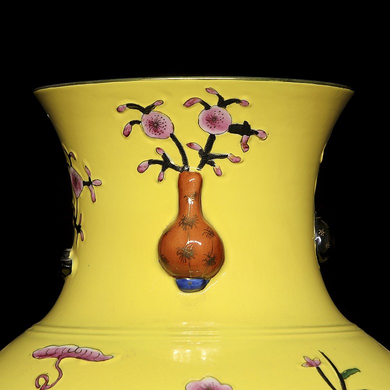 Porcelain vase ‘Famille Jaune Rouleau’, with Qianlong Seal