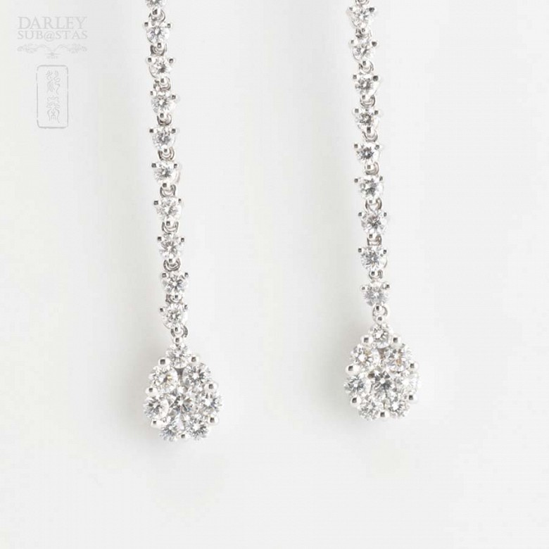 Earrings in 18k white gold and diamonds.