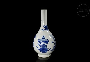 Blue-and-white glazed porcelain ‘Bogu Hua’ Dan Ping vase, Qing dynasty