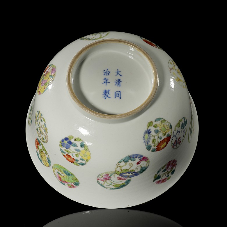 Polychrome porcelain bowl ‘Scenes’, Qing dynasty