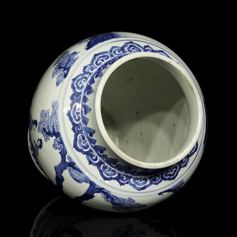 Blue and white porcelain tibor “Scenes in garden”, Qing Dynasty