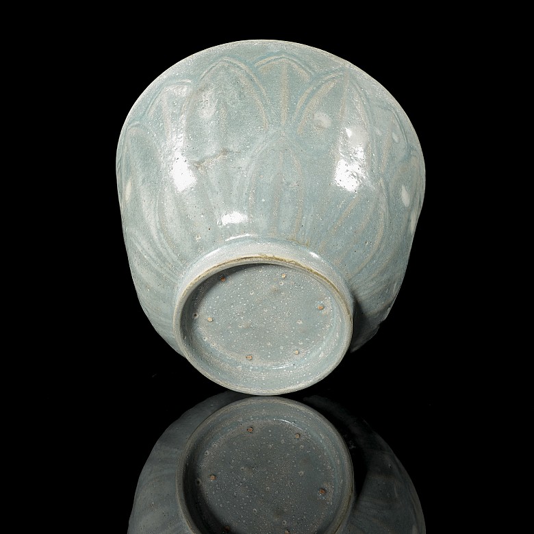 Glazed ceramic ‘Lotus petals’ mug, 19th century