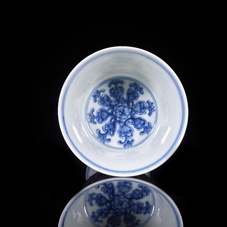 Copa de porcelana esmaltada azul y blanco, dinastía Qing