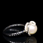 Anillo en oro blanco de 18 kt con perla y diamantes