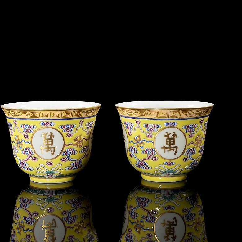 Pair of porcelain cups with yellow background, with Guangxu seal