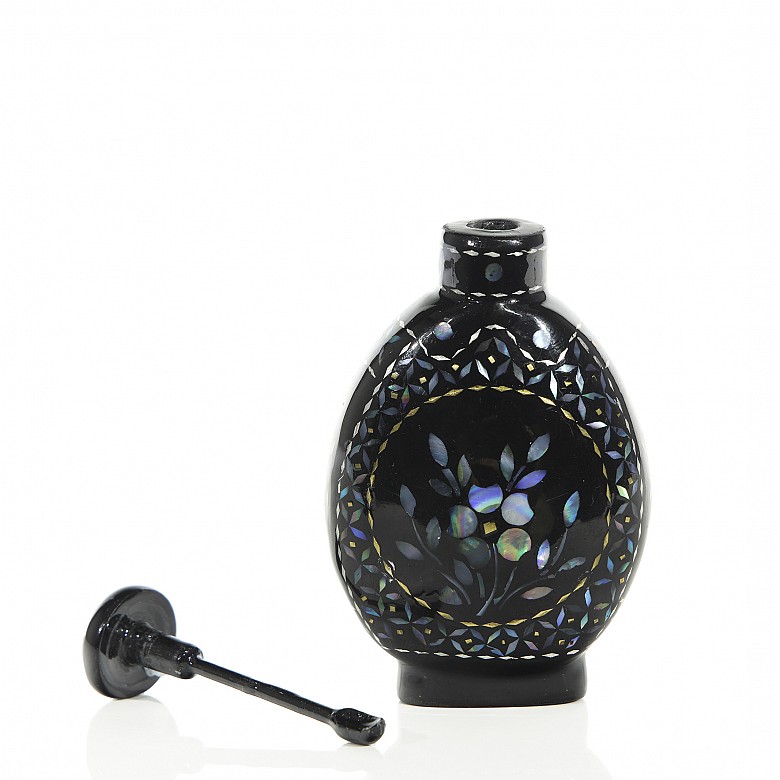 Black lacquered snuff bottle, 19th - 20th century