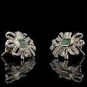 Earrings with diamonds and two emeralds