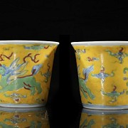 Pair of enamelled porcelain ‘Dragons’ cups, Qing dynasty