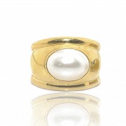 Anillo de oro amarillo 18 k y una madreperla