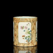 Porcelain Brush Pot ‘Flowers’, with Qianlong Seal