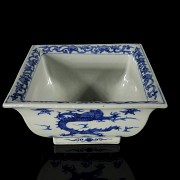 Blue-and-white porcelain pot ‘Dragons’, with Ming Dynasty seal, Jiajing