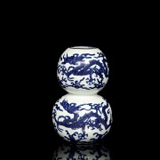 Hulu Porcelain Vase ‘Dragons’, with Ming stamp