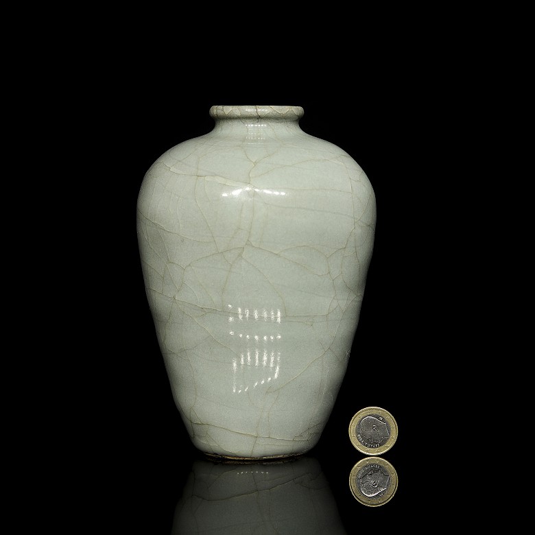 Celadon-glazed ware vase, Qing dynasty