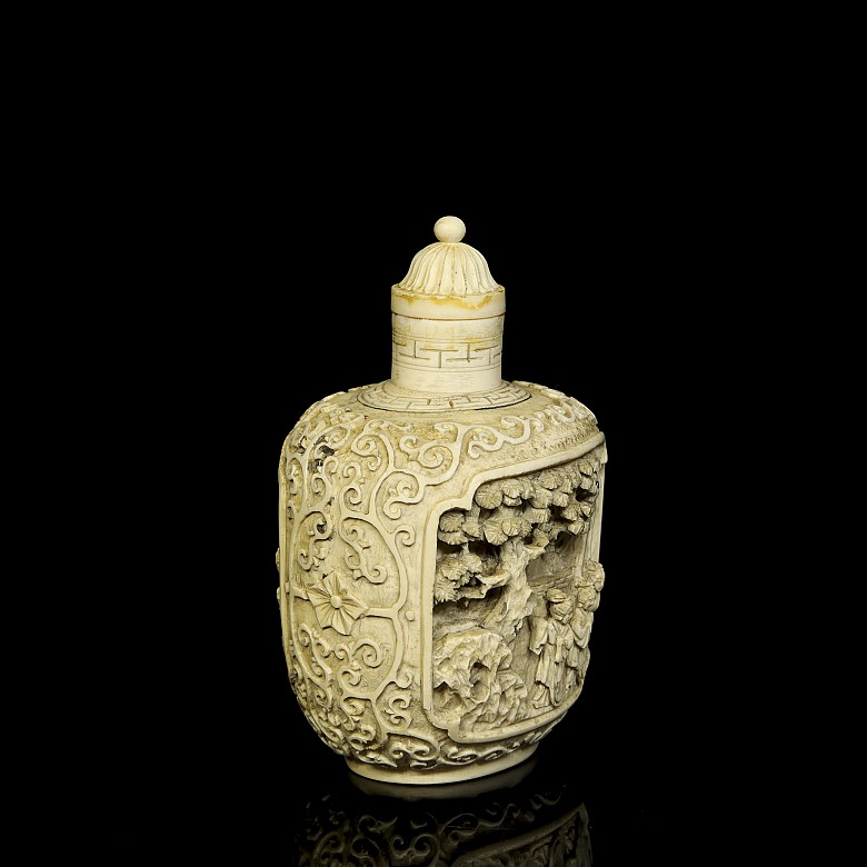 Ivory snuff bottle ‘Ladies in the garden’, 19th century