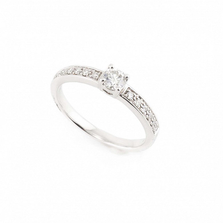 Solitaire 18k white gold and diamonds