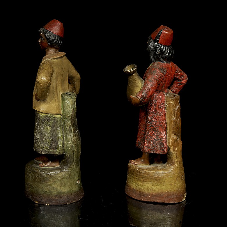 Pareja de figuras de terracota estilo orientalista, s. XX