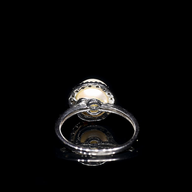 Anillo en oro blanco de 18 kt con perla y diamantes