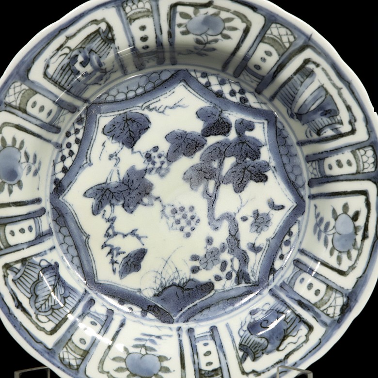 Blue and white porcelain plate, 20th century