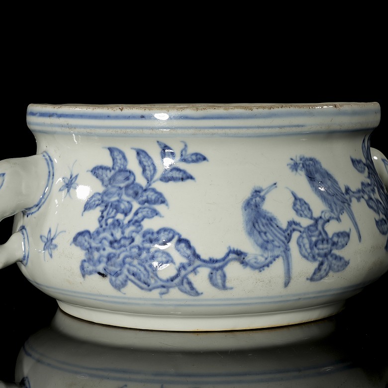 Blue-and-white porcelain censer ‘Birds and branches’, Qing dynasty