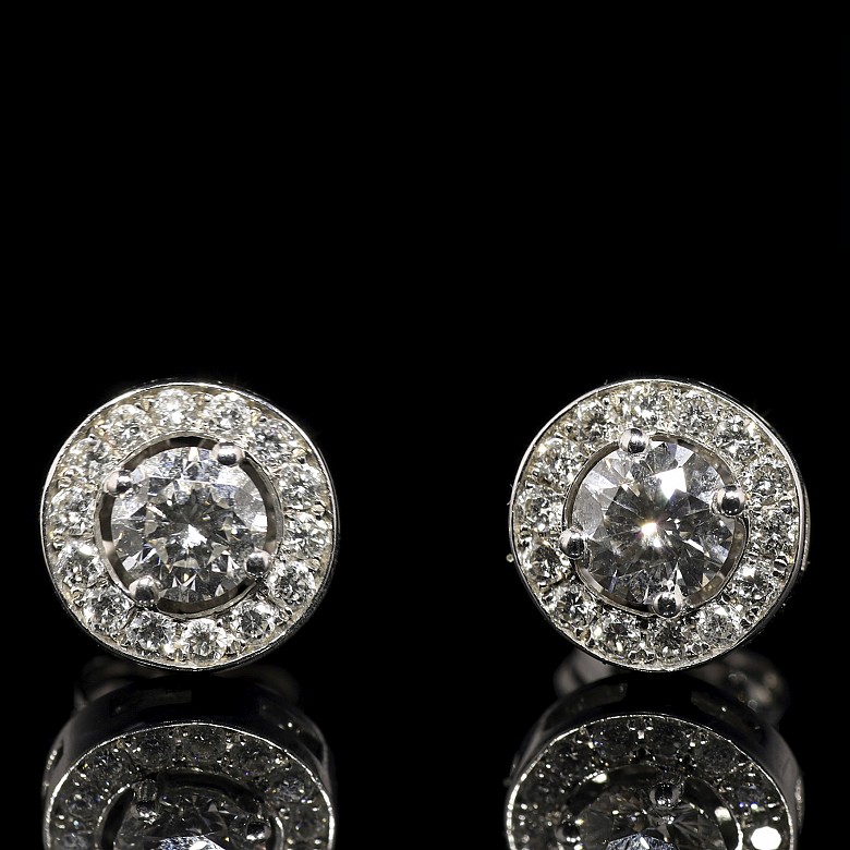 Pareja de pendientes de oro blanco 18 k y brillantes 0,30 ct.