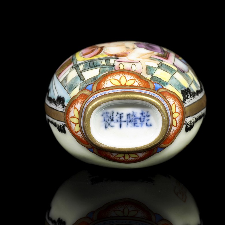 An enameled porcelain snuff bottle, with Qianlong mark