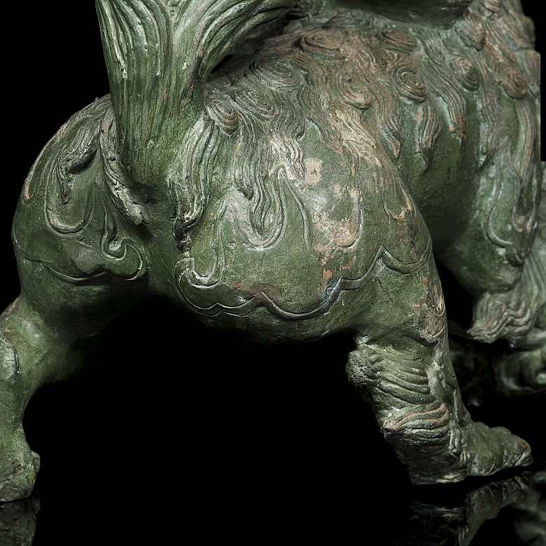 Figure of a lion in bronze, China, 20th century