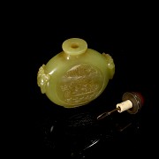 Yellow jade snuff bottle ‘Scene and poem’, Qing dynasty