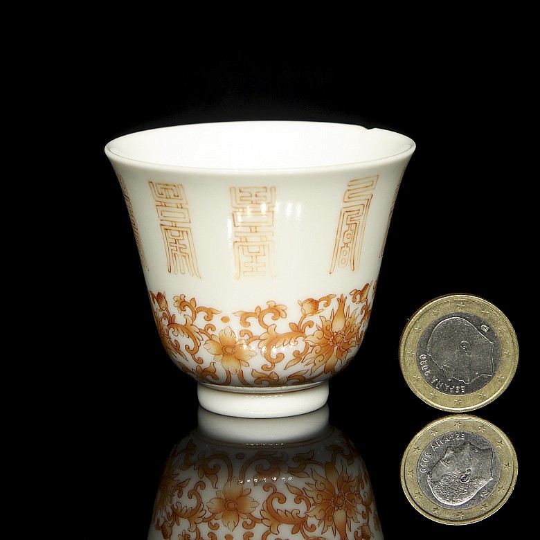 Small enamelled porcelain mug ‘Lotuses and characters’, with Tongzhi mark