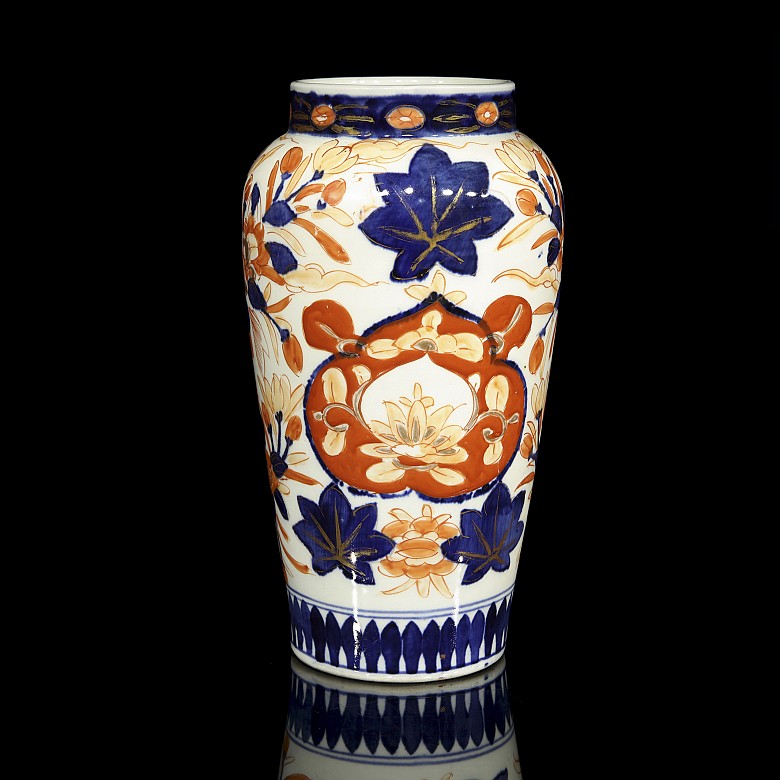 Japanese porcelain vase, 20th century