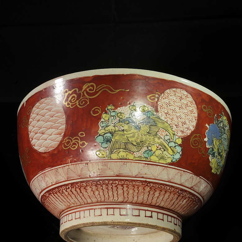 Glazed porcelain bowl ‘Windows and Medallions’, Qing dynasty