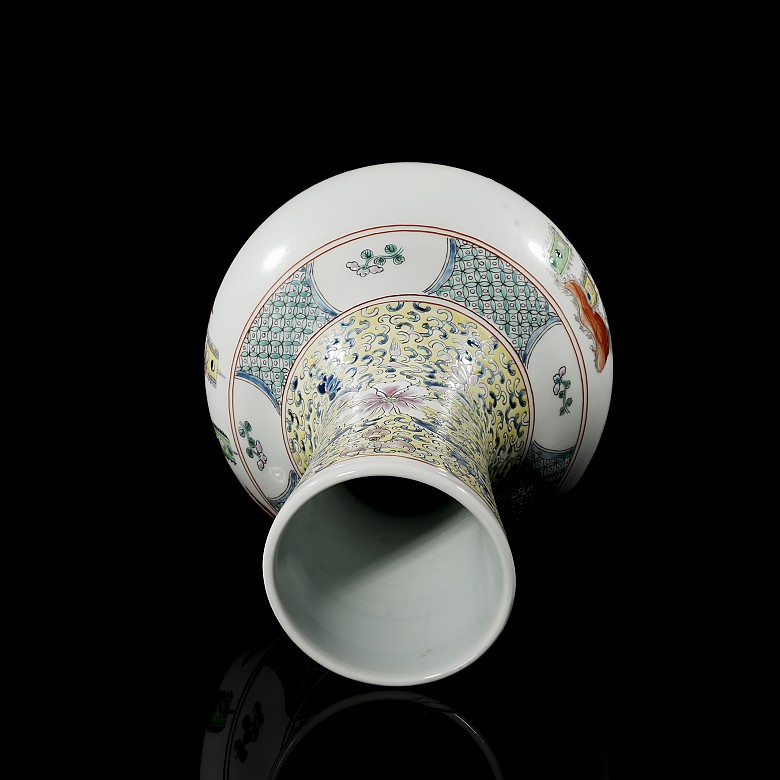 Famille rose glazed porcelain vase ‘Scene’, with Kangxi mark