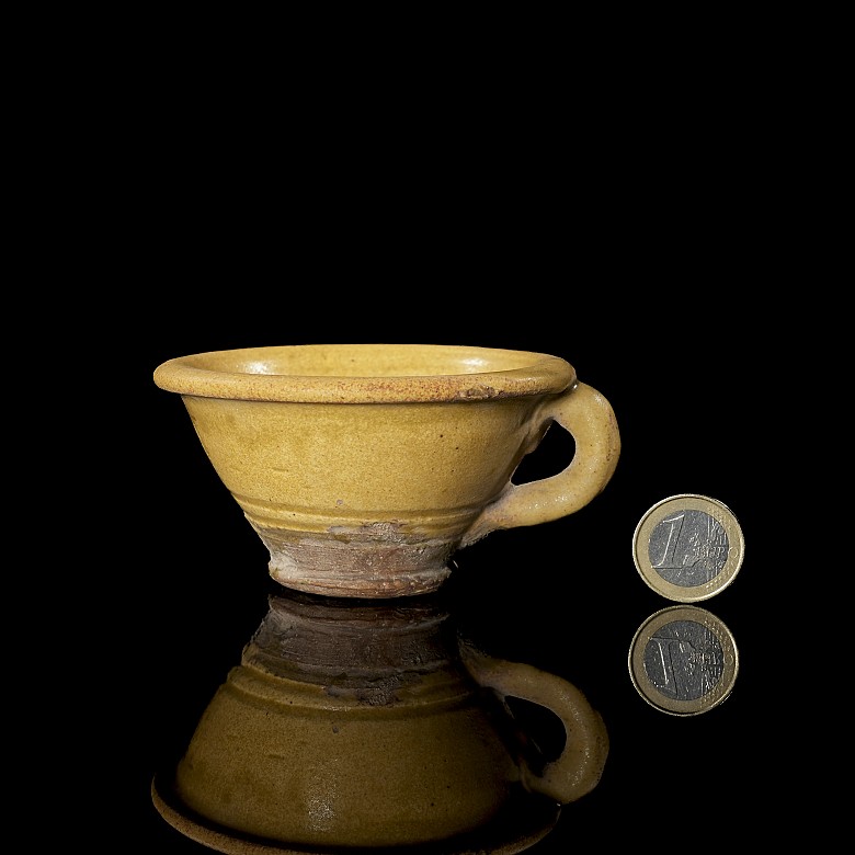 Yellow-glazed ceramic cup, Jin style