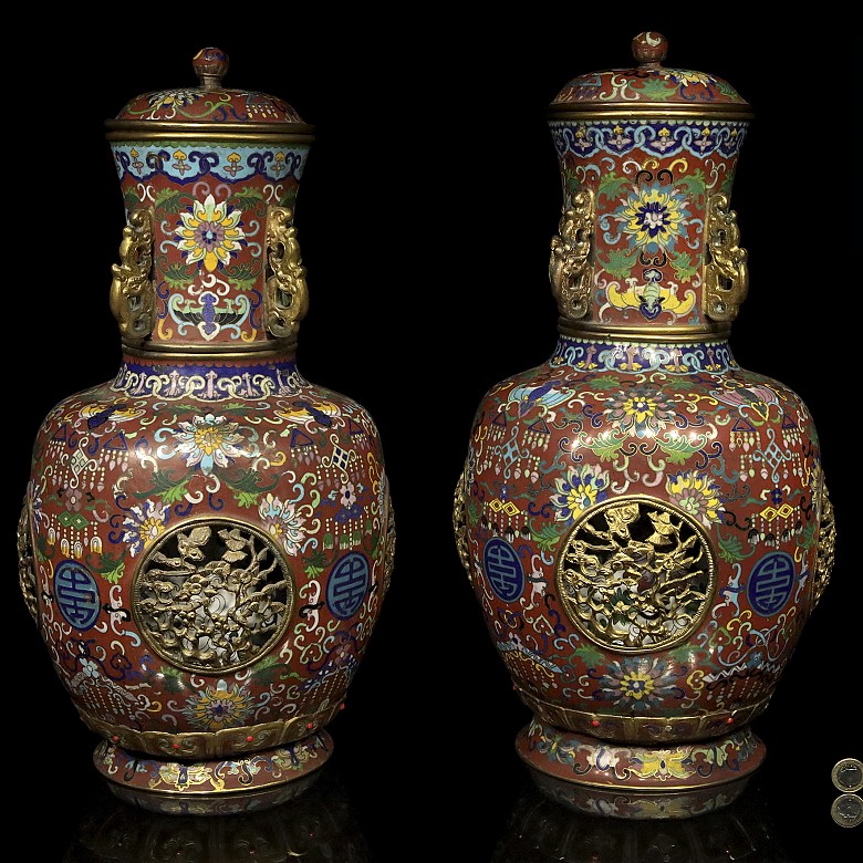 Pair of giratiorian vases, 19th - 20th century