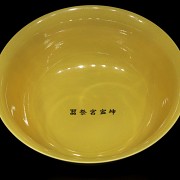 Gran cuenco de porcelana vidriada, con marca Xuangtong