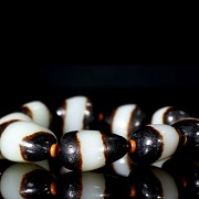 Bracelet of nine tricolour jade beads, 20th century