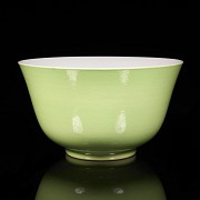 Lime-green glazed porcelain bowl, Qing dynasty, with Guangxu seal