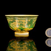 Porcelain enamelled bowl with yellow background ‘Dragon’, with Qianlong seal