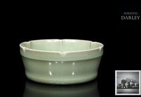 Celadon-glazed Longquan ceramic bowl, Song dynasty or later